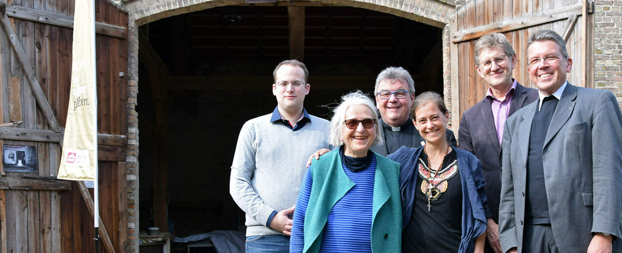 v.l.: Daniel Born (Projektleiter „Räume des Glaubens eröffnen), Dr. Gisela Kottwitz, Msgr. Georg Austen (Generalsekretär Bonifatiuswerk), Claudia Paulin (Achor-Hof), Hermann Fränkert-Fechter (Vizepräsident Bonifatiuswerk), Generalvikar Manfred Kollig (Erzbistum Berlin). Foto: Stefan Förner