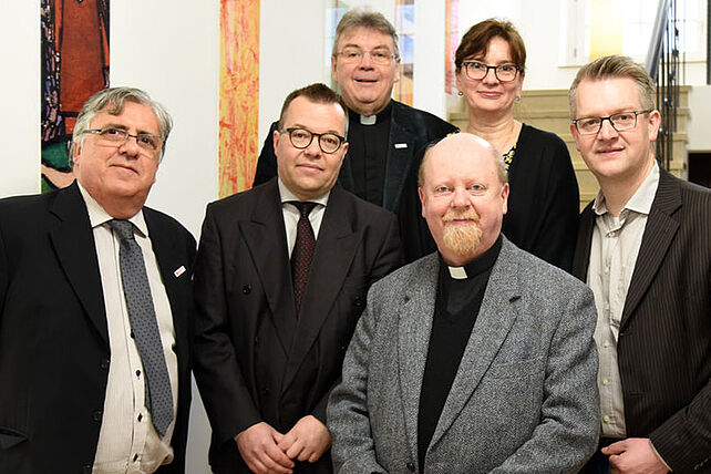 Besuch aus Schweden im Bonifatiuswerk: John Mossop, Staffan Livehed, Pater Pascal René Lung OP, Agnes Eggertz (v.l.), Msgr. Georg Austen (h.) und Thomas Twents (r.) Foto: Theresa Meier