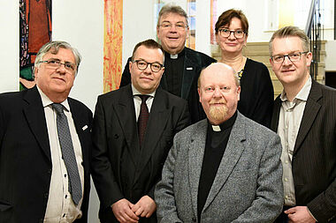 Besuch aus Schweden im Bonifatiuswerk: John Mossop, Staffan Livehed, Pater Pascal René Lung OP, Agnes Eggertz (v.l.), Msgr. Georg Austen (h.) und Thomas Twents (r.) Foto: Theresa Meier
