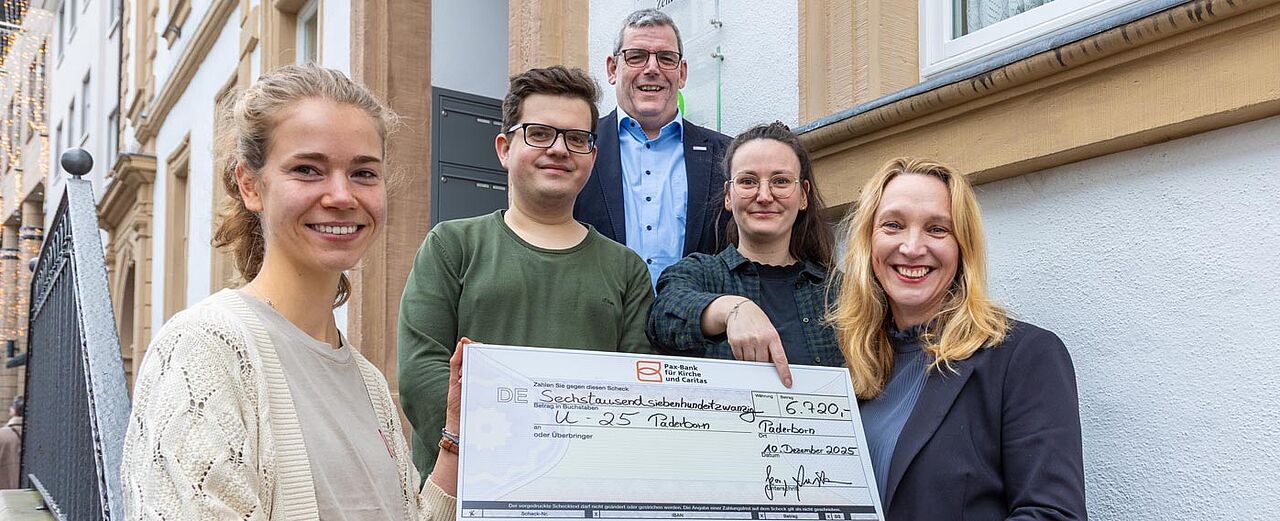 Unterstützung für das Suizidpräventions-Projekt „[U25] Paderborn“: Katrin Füchtmann (Bereichsleiterin Fundraising beim Bonifatiuswerk, re.) und Geschäftsführer Ingo Imenkämper (Mitte) überreichten einen Spendenscheck über 6.720 Euro an Antonia Fietz (li.), Timo Heinze und Sarah Schauenburg. Foto: Hartmut Salzmann