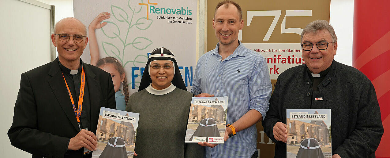 Stellen das neue Länderheft vor (von links): Pfarrer Dr. Thomas Schwartz (Renovabis), Birgittenschwester Elsa Vincent, Autor Markus Nowak sowie Monsignore Georg Austen (Bonifatiuswerk). Foto: Simon Helmers