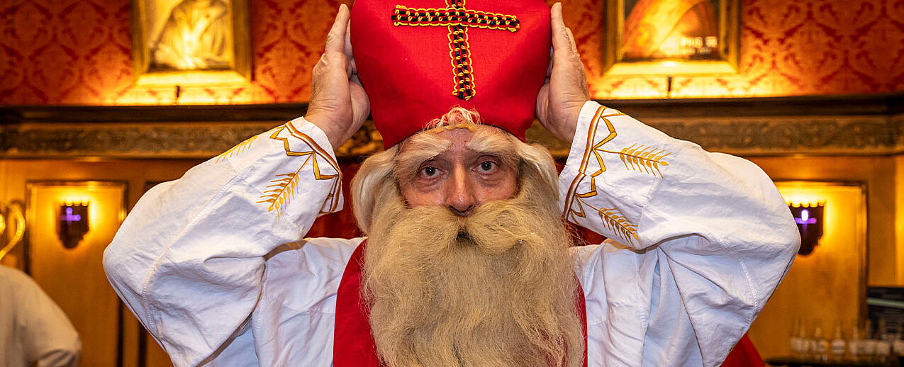 Nikolaus sein will gelernt sein, im Europa-Park in Rust lernten 30 Darsteller, wie man die Botschaft des heiligen Nikolaus vermittelt werden kann. (© Europa-Park)