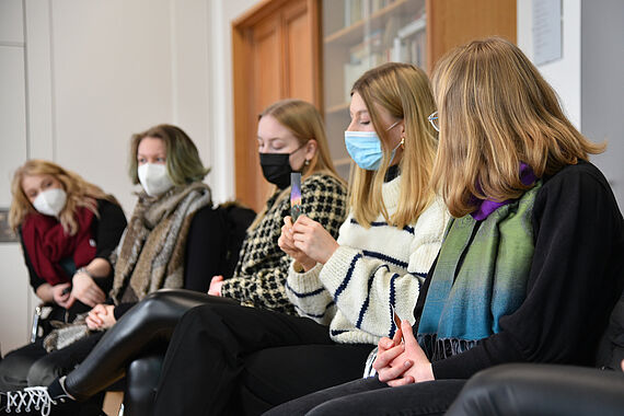 Anhand von Symbolkarten tragen die jungen Menschen ihre Motivation für den Freiwilligendienst vor. (Foto: Theresa Meier)