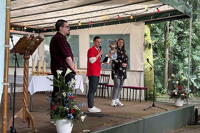 Bonifatiuswerk-Referent David Gorny erzählte den Kindern und dem Maskottchen des Erzbistums Paderborn, Häsin Hedi, vom Caritas-Kinderdorf Grašu in Lettland. (Foto: Melissa Hall)