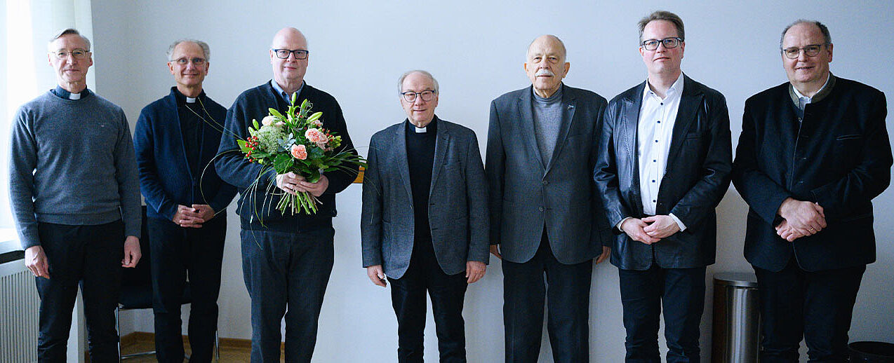 Von links nach rechts: Dechant Gerald Haringhaus (Herford), Pfarrer DDr. Markus Jacobs (Detmold), Apostolischer Protonotar Generalvikar aD Alfons Hardt, Vorsitzender Geistlicher Rat Pfarrer iR Wolfgang Winkelmann (Siegen), Domkapitular aD Gisbert Wisse (Arnsberg, ehem. Korbach), Pfarrer Stephan Berkenkopf (Bad Berleburg), Matthias Micheel (Pers. Referent von Erzbischof Bentz, Diözesansekretär).  Es fehlen: Generalvikar Prälat Thomas Dornseifer, Dechant Edgar Zoor (Bad Wildungen).