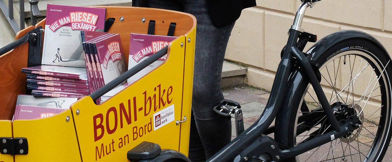 Das Bonifatiuswerk ist in der Libori-Woche mit dem BONI-Bike unterwegs und hat Mutmachgeschichten im Gepäck.