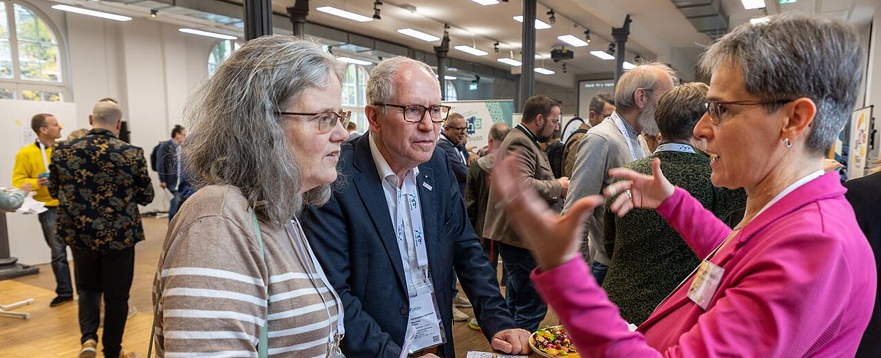Annegret Hiekisch ("AnknüpfBar" Böblingen, re.) im Gespräch mit Bonifatiuswerk-Präsident Manfred Müller und Teilnehmerin Nicole Lauterwald. Foto: Hartmut Salzmann