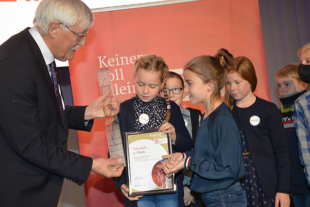 Die Kinder des KinderPilgerClubs Telgte bei der Übergabe des Bonifatiuspreises von Bonifatiuswerk-Präsident Heinz Paus (links). (Foto: Marius Thöne)