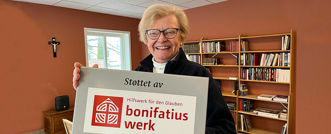 Sr. Else-Britt hält die Spendentafel des Bonifatiuswerkes. (Foto: Sr. Ane-Elisabet Røer, OP)