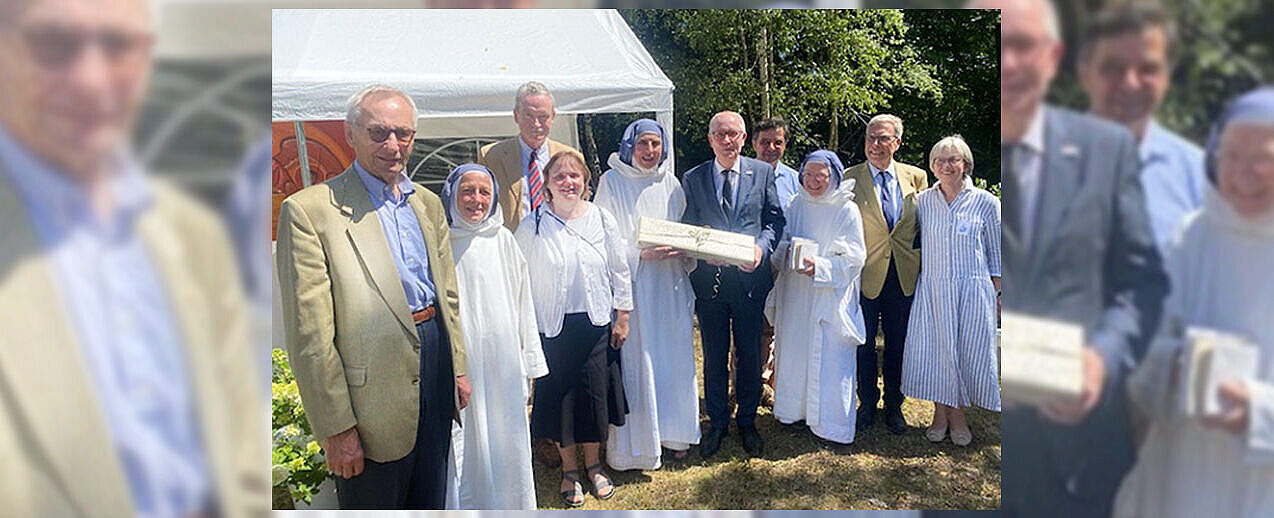Bonifatiuswerk-Präsident Manfred Müller (Vierter von rechts) überreicht Schwester Theanna (Fünfte von links) eine Stele des heiligen Bonifatius als Geschenk. (Foto: Bonifatiuswerk)
