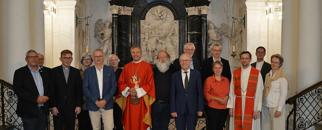 Der Bonifatiusrat besuchte gemeinsam mit dem Bischof von Fulda, Michael Gerber, die Bonifatiusgruft, Grablege des heiligen Bonifatius, im Fuldaer Dom. (Foto: Simon Helmers)