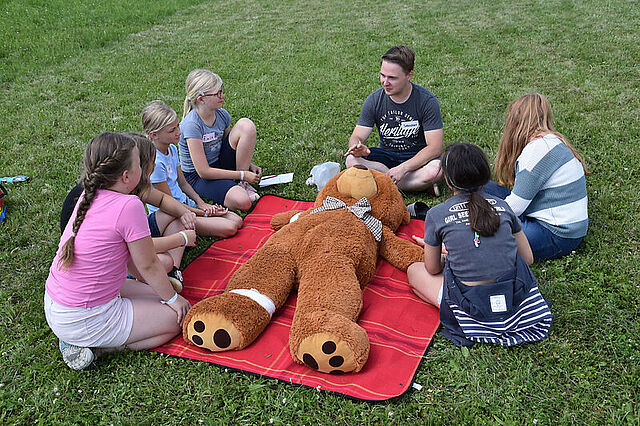 50 Mädchen und Jungen nahmen 2024 in Rohrberg an einer Religiösen Kinderwoche mit dem Titel "Pace e bene – einfach leben mit Klara & Franz" teil. Foto: Simon Helmers