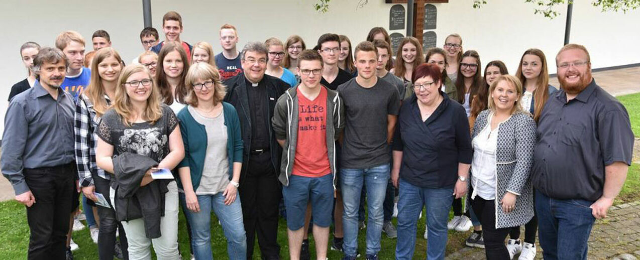 Msgr. Austen (ganz vorne 3. v. l.) und Maite Kelly (3. v. r.) mit Firmbewerbern, Katecheten und Mitgliedern des Seelsorgeteams aus Eslohe und Umgebung. Fotos: Glenz