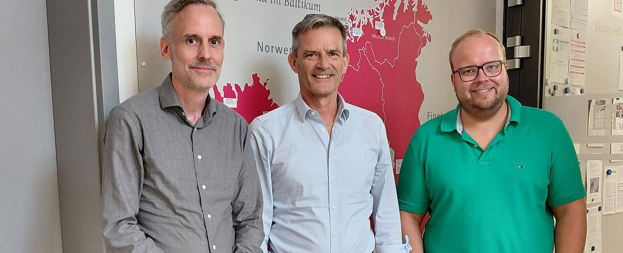 Generalsekretär des Gustav-Adolf-Werks, Pfarrer Enno Haaks (Mitte), gemeinsam mit Julian Heese, Leiter des Bereichs Missionarische und diakonische Pastoral im Bonifatiuswerk (rechts) und Marcus Thielking, Referent des Vorstands und Pressesprecher im Bonifatiuswerk. (Foto: Bonifatiuswerk)