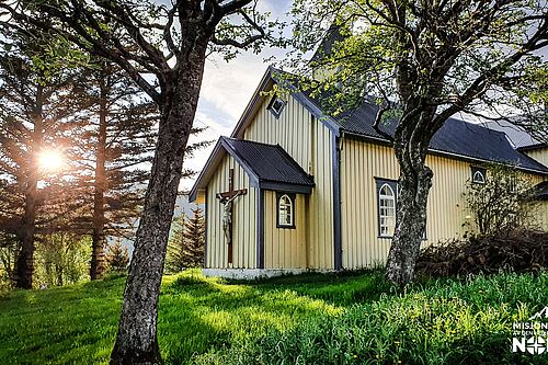 Zu Libori bitte das Bonifatiuswerk um Spenden für die Sanierung der 200 Jahre alten Holzkirche „Heilige Familie“ auf den nordnorwegischen Lofoten. (Foto: P. Rafał Ochojski MSF)