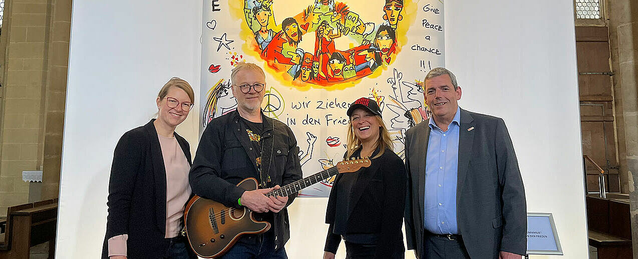 Beendeten gemeinsam die Ausstellung "Udos 10 Gebote": (Von links) Katrin Keller, Leiterin Fundraising im Bonifatiuswerk, Duo "Stine & Stone" und Bonifatiuswerk-Geschäftsführer Ingo Imenkämper. (Foto: Bonifatiuswerk)