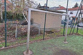 Kunstrasenfläche zeigt deutlich Verschleißspuren. 