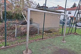 Kunstrasenfläche zeigt deutlich Verschleißspuren. 