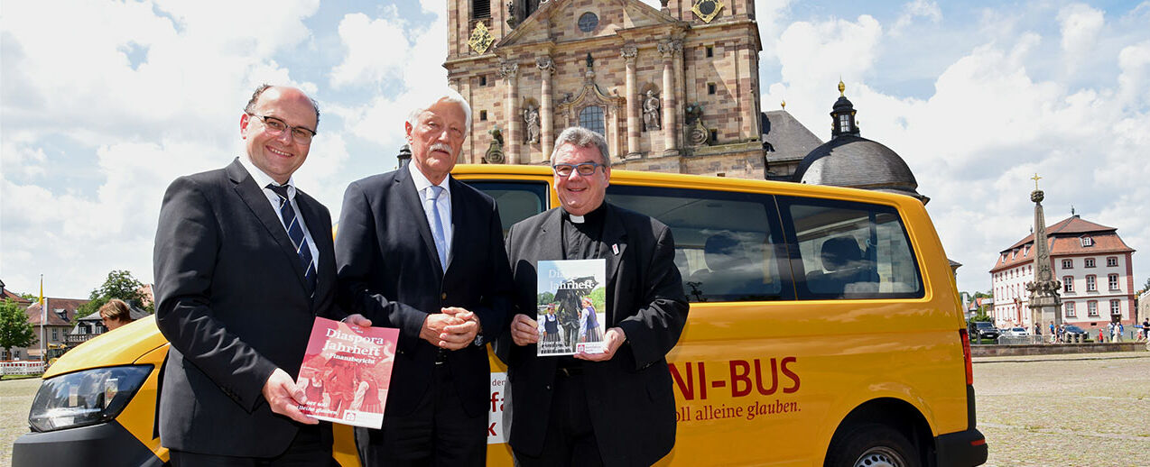 Von links: Martin Guntermann (Geschäftsführer Bonifatiuswerk), Heinz Paus (Präsident des Bonifatiuswerkes) und Msgr. Georg Austen (Generalsekretär des Bonifatiuswerkes). (Foto: Patrick Kleibold)