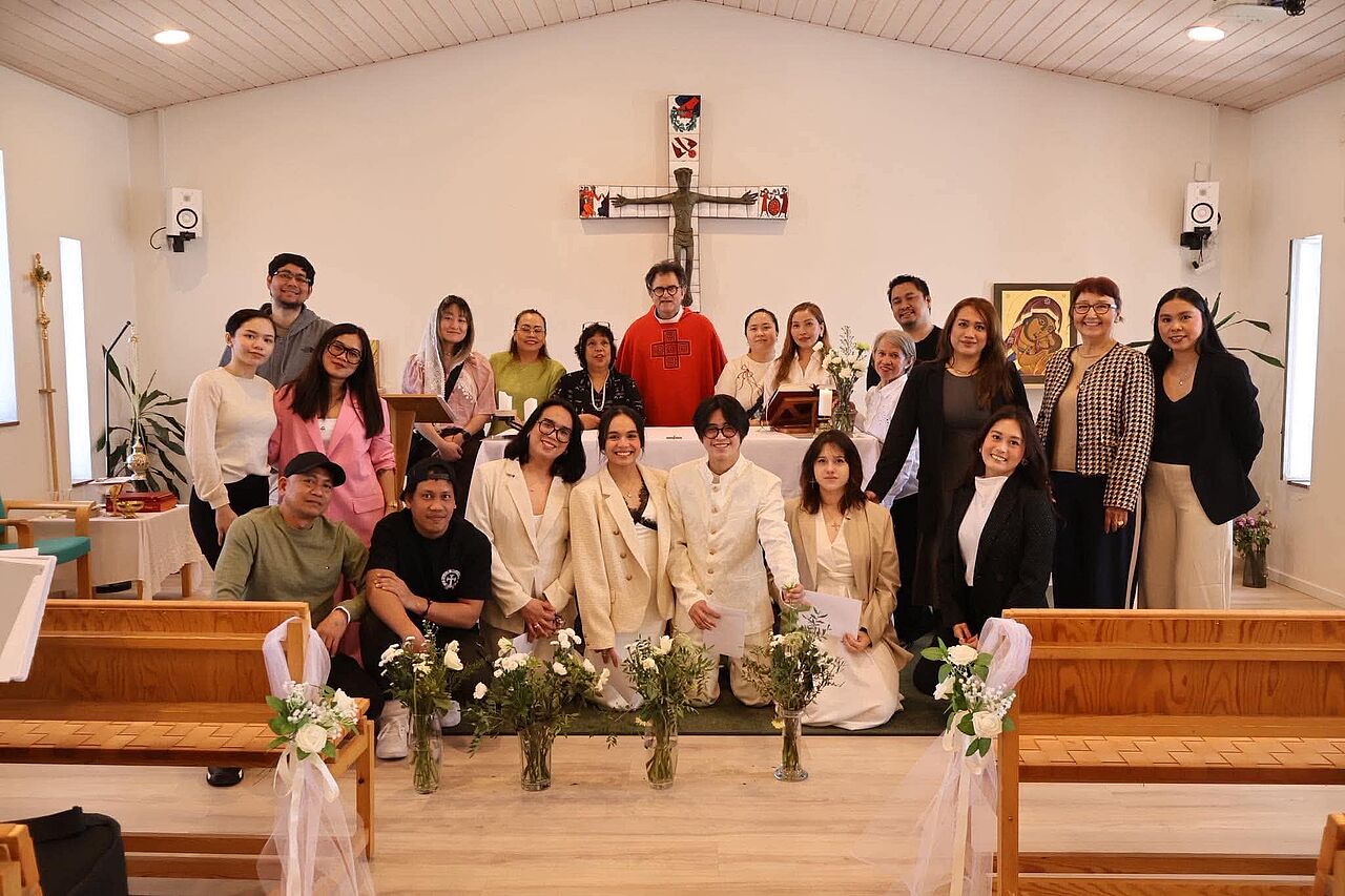 Gemeindemitglieder mit Pater Jérôme de la Roulière (Mitte) und den vier Firmbewerbern: Kaer, Carolina, Adrian, Allanise. (Foto: Père Jérôme de la Roulière/Krist Konge Kirke, Nuuk)