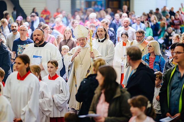 Weihbischof Matthias König feierte auf dem Schützenplatz mit den Gästen der 16. Kinderwallfahrt die Heilige Messe vor der Maspern-Baude. (Foto: Besim Mazhiqi / Erzbistum Paderborn)