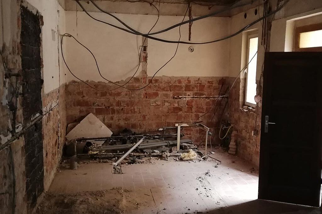 Neben der Änderung des Raumzuschnitts stehen vor allem die sanitären Anlagen, die Elektroinstallation, der Austausch der Fenster und die brandschutztechnische Ertüchtigung im Vordergrund der Sanierung. (Foto: Markus Müller)