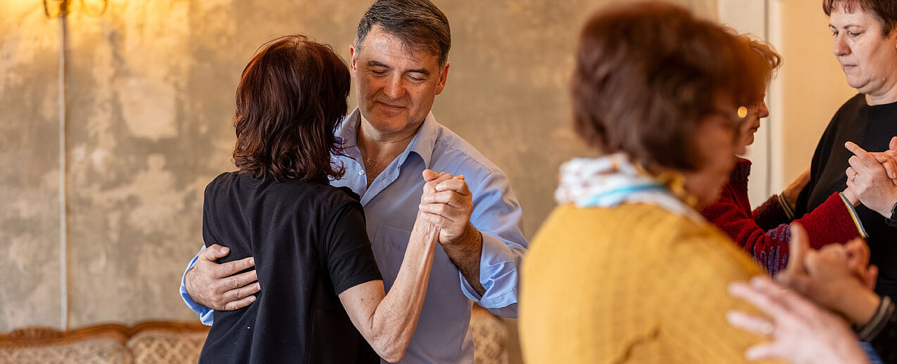 Trauer in Bewegung: Beim Malteser-Projekt "Tango bewegt die Seele" wird Verlust nicht erklärt, sondern gespürt. (Foto: Hartmut Salzmann)