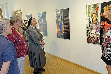 Ein Rundgang mit der Künstlerin Sylvia Vandermeer. Foto: Eugen Kienzler