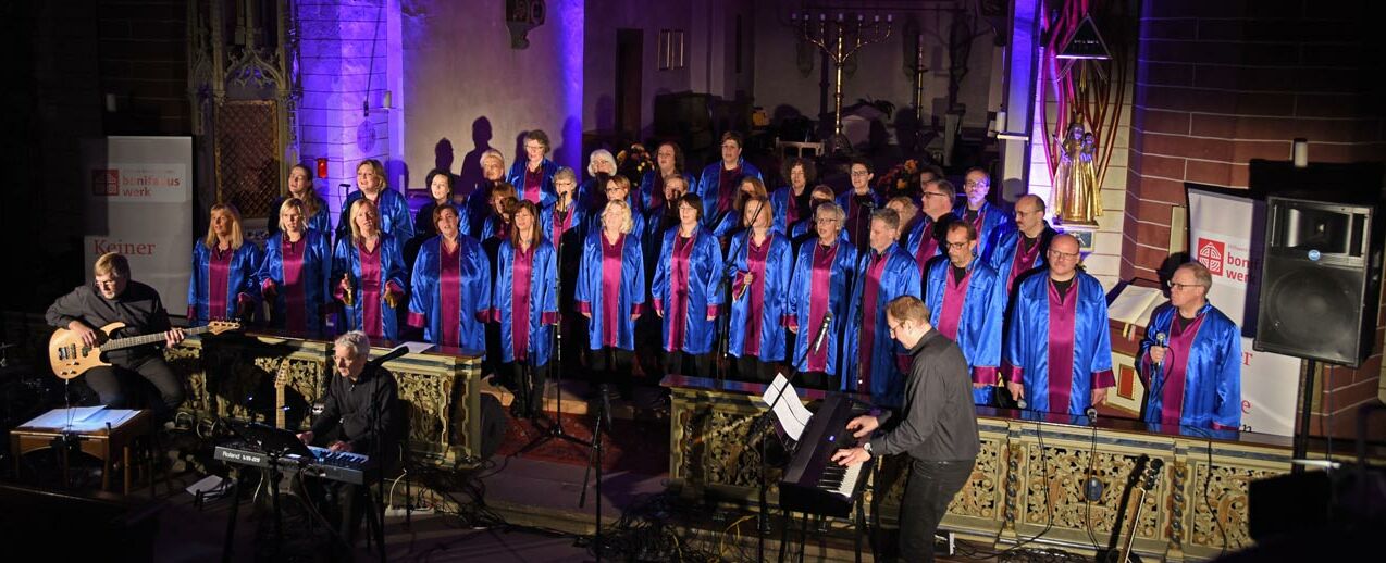 Ungefähr 200 Besucher kamen zum Benefizkonzert in die Busdorfkirche in Paderborn. Foto: Patrick Kleibold