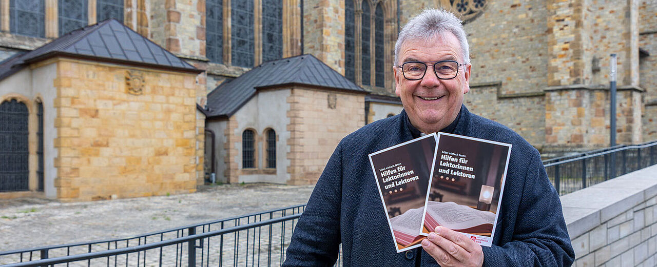 Der Generalsekretär des Bonifatiuswerkes, Monsignore Georg Austen, mit der neuen Broschüre "bibel einfach lesen – Hilfe für Lektorinnen und Lektoren". (Foto: Hartmut Salzmann)