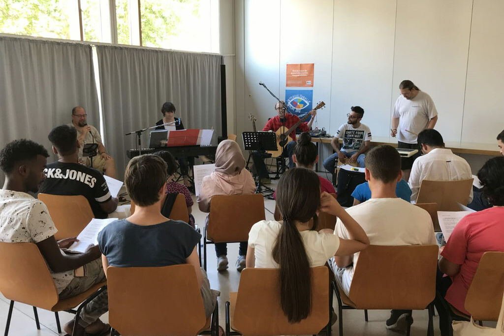 Besuch von Flüchtlingseinrichtungen und gemeinsames Musizieren, um sich kennenzulernen und um Mitgestalter und Mitgestalterinnen für das Projekt zu begeistern. (Foto: Bettina Schlenkrich)