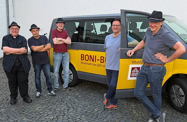 Die BONI-Brothers mit dem BONI-Bus auf Lettland-Tour: Monsignore Georg Austen, Wolfgang Gelhard, Mathias Günter, Matthias Schmidt und Dr. Detlef Drüppel (von links, Foto: Hartmut Salzmann)