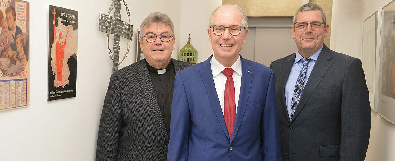 Die Geschäftsführung des Bonifatiuswerkes mit Bonifatiuswerk-Präsident: Bonifatiuswerk-Generalsekretär Monsignore Georg Austen (links), Ingo Imenkämper (rechts) und Bonifatiuswerk-Präsident Manfred Müller (mitte). (Foto: Marius Thöne/Bonifatiuswerk)