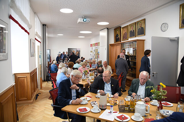 Nach der Diaspora-Andacht waren die Freunde und Förderer des Bonifatiuswerkes zu Gast im Bonifatiushaus. (Foto: Simon Helmers)