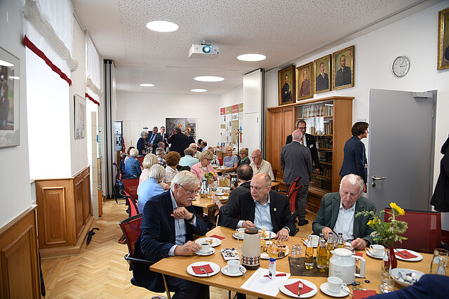 Nach der Diaspora-Andacht waren die Freunde und Förderer des Bonifatiuswerkes zu Gast im Bonifatiushaus. (Foto: Simon Helmers)