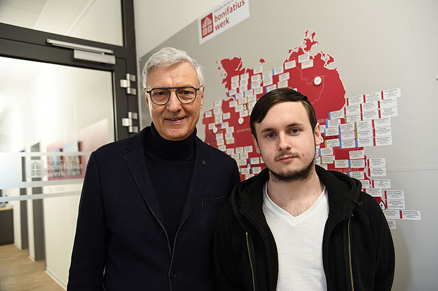 Dietmar Ahle (Malermeister Ahle) freut sich über die Unterstützung von Brian in den nächsten zwei Wochen in seinem Betrieb (v.l.). (Foto: Theresa Meier)