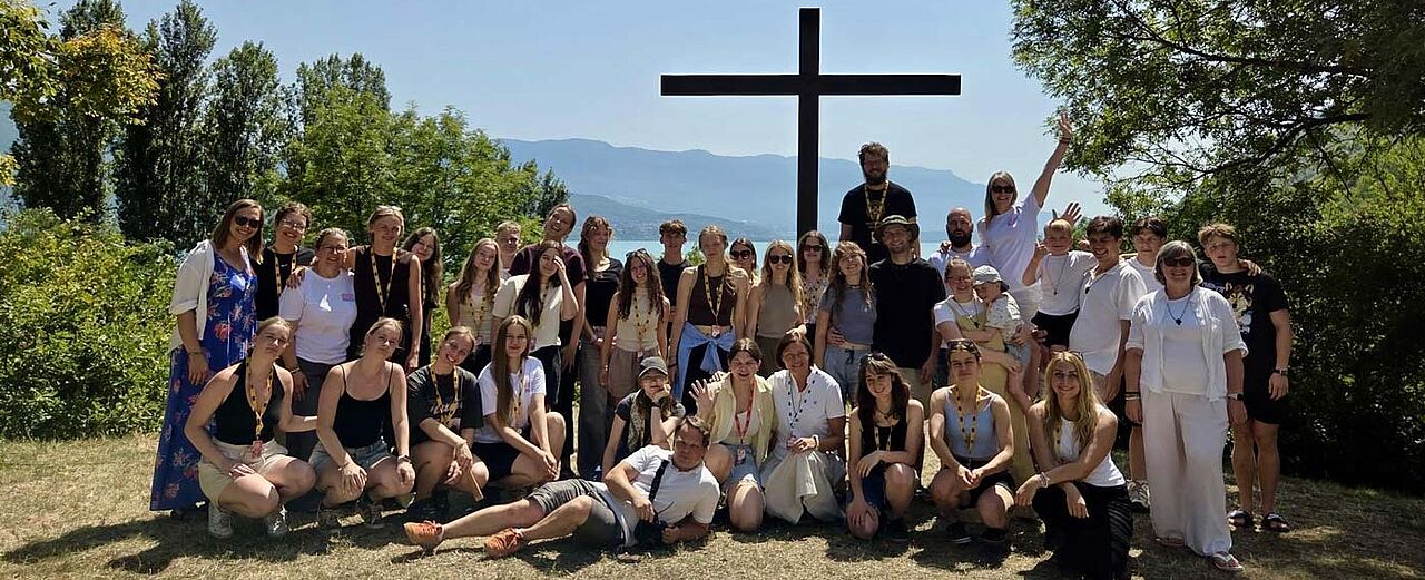 40 jugendliche Pilgerinnen und Pilger sowie mehrere Priester nahmen an der Lettland-Frankreich-Reise teil. Foto: Chemin Neuf Lettland