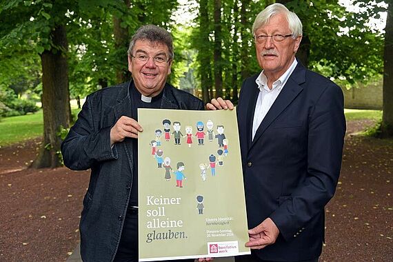 Der Generalsekretär des Bonifatiuswerkes, Monsignore Georg Austen, und der Präsident des Bonifatiuswerkes, Heinz Paus stellen das neue Leitmotiv zur Diaspora-Aktion vor. Foto: Patrick Kleibold