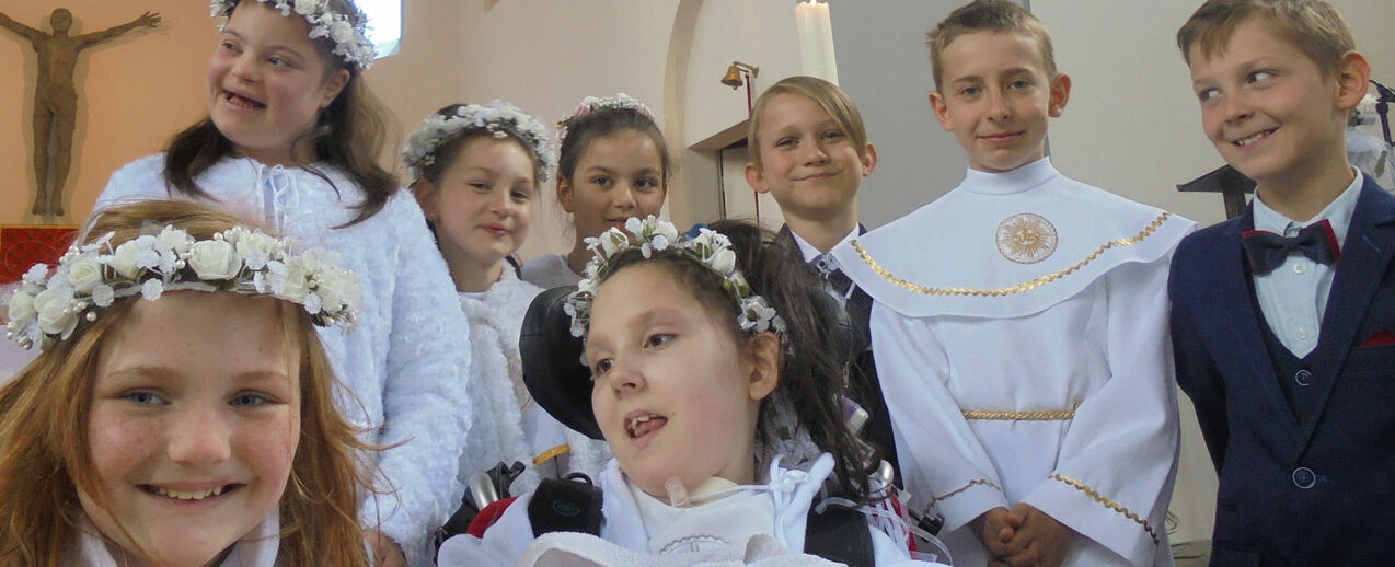 Desideria am Tag ihrer ersten Heiligen Kommunion gemeinsam mit allen Kommunionkindern. (Foto: Sr. M. Victoria)