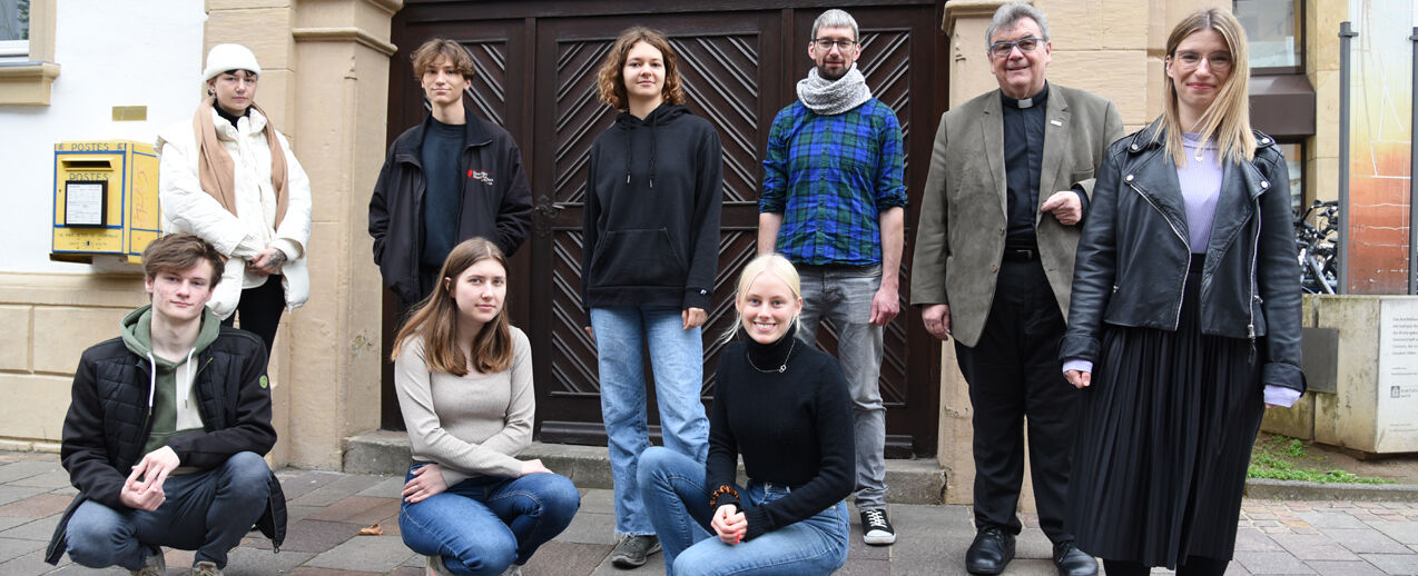 Die neuen Freiwilligen Sören, Emily, Simon, Teresa, Emma und Greta wurden von Matthias Hein, pastoraler Begleiter, Msgr. Georg Austen, Generalsekretär des Bonifatiuswerkes, und Laura Maring, Referentin für Freiwilligendienste beim Bonifatiuswerk, (v.l.) begrüßt. (Foto: Theresa Meier)