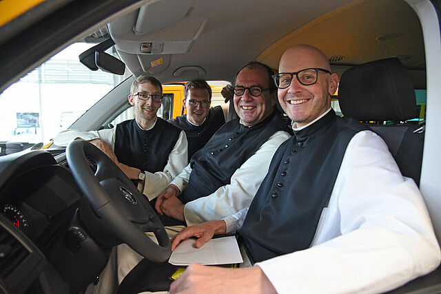 Die Mönche im BONI-Bus. (Foto: Sr. Theresita)