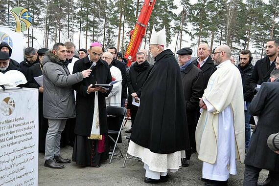 Bischof Saad Sirop liest das Grußwort des Bonifatiuswerkes. Schon viele Jahre begleitet das Bonifatiuswerk die Diözese Stockholm und die Gemeinde in Södertälje in ihrem Vorhaben eine neue Kirche zu errichten. 