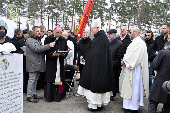 Bischof Saad Sirop liest das Grußwort des Bonifatiuswerkes. Schon viele Jahre begleitet das Bonifatiuswerk die Diözese Stockholm und die Gemeinde in Södertälje in ihrem Vorhaben eine neue Kirche zu errichten. 