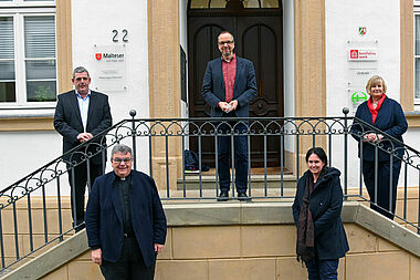 Von Links: Ingo Imenkämper (Geschäftsführer Bonifatiuswerk), Monsignore Georg Austen (Hauptgeschäftsführer Bonifatiuswerk), Dr. Heiner Ganser-Kerperin (Bildungsarbeit Adveniat), Tanja Himer (Geschäftsführerin Adveniat) und Karin Stieneke (Kommunikation und Fundraising Bonifatiuswerk). (Foto: Patrick Kleibold)