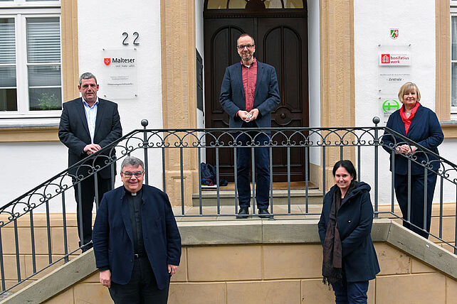 Von Links: Ingo Imenkämper (Geschäftsführer Bonifatiuswerk), Monsignore Georg Austen (Hauptgeschäftsführer Bonifatiuswerk), Dr. Heiner Ganser-Kerperin (Bildungsarbeit Adveniat), Tanja Himer (Geschäftsführerin Adveniat) und Karin Stieneke (Kommunikation und Fundraising Bonifatiuswerk). (Foto: Patrick Kleibold)