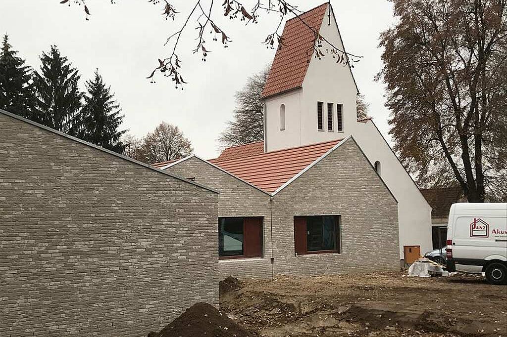 Das neue Gemeinde- und Begegnungszentrum neben der Pfarrkirche. (Foto: Detlef Oppelt)