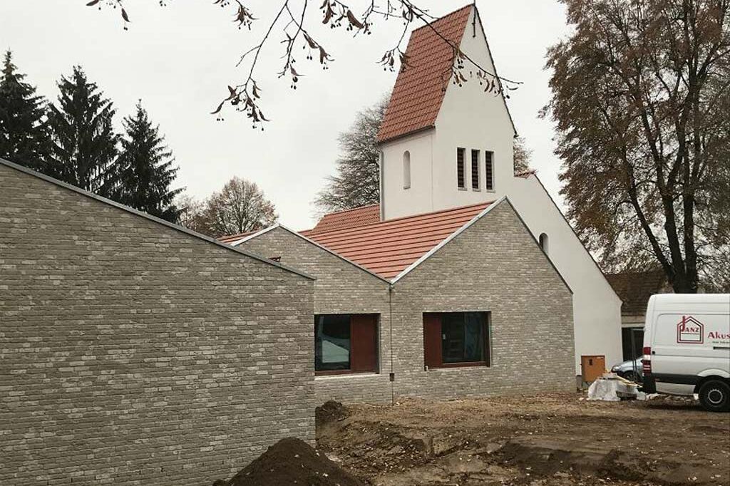 Das neue Gemeinde- und Begegnungszentrum neben der Pfarrkirche. (Foto: Detlef Oppelt)