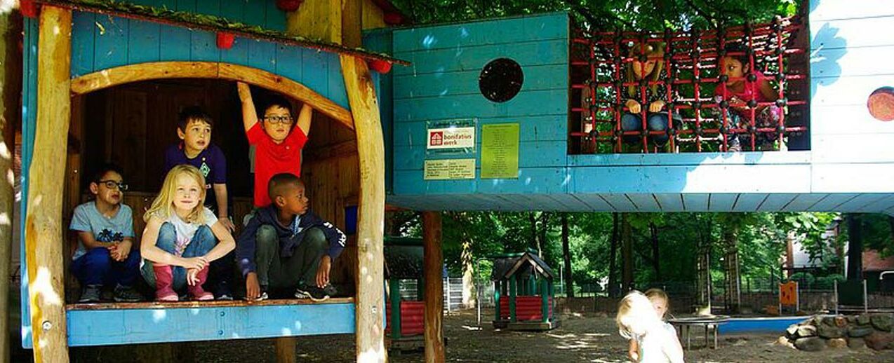 Kinder der Kita St. Marien in Bremen freuen sich über neues Außenspielgelände. (Foto: Suzana Muthreich)