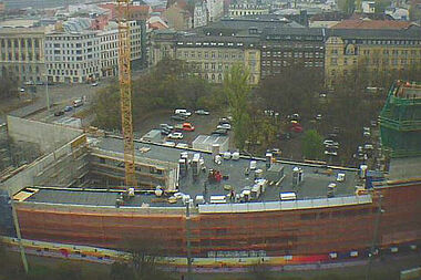 Aktueller Blick der "Baustellenkamera" auf das Baugeschehen vom Neuen Rathaus in Leipzig aus (http://www.propstei-leipzig.de/seiten/neubau)