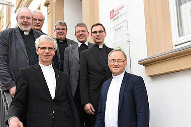 Untere Reihe: Alfred Hoffmann (Görlitz) (v. l.), Ansgar Thim (Hamburg), obere Reihe: Reimund Beck (Erfurt) (v. l.), Bernhard Scholz (Magdeburg), Georg Austen, Manfred Kollig (Berlin), Andreas Kutschke (Dresden-Meißen)